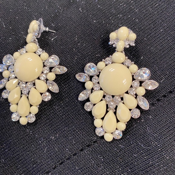 ⭐️Vintage-inspired glam earrings ⭐️ - Picture 2 of 3